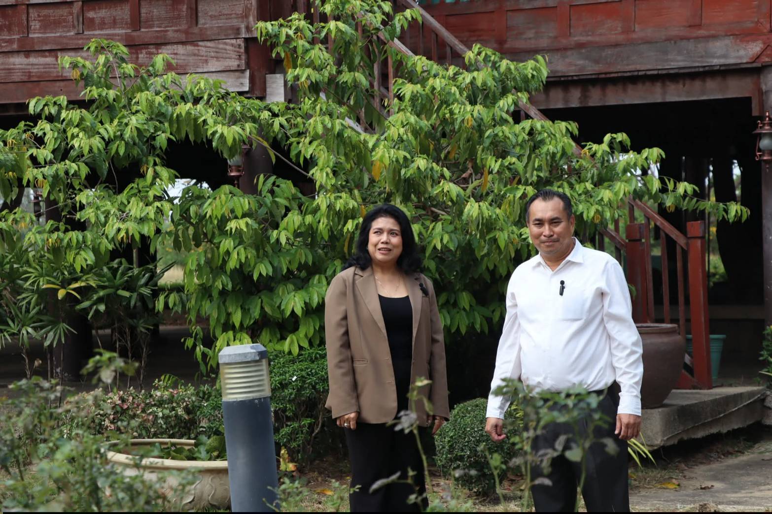 title - นายอำเภอบางไทร และคณะผู้บริหารท้องถิ่น ลงพื้นที่เยี่ยมชมสถานที่ภายใน ศูนย์ส่งเสริมและพัฒนาอาชีพเสริมนอกภาคการเกษตร (ศูนย์ศิลปาชีพบางไทรฯ (เดิม)) และแผนกฝึกอบรมทั้ง 12 แผนก